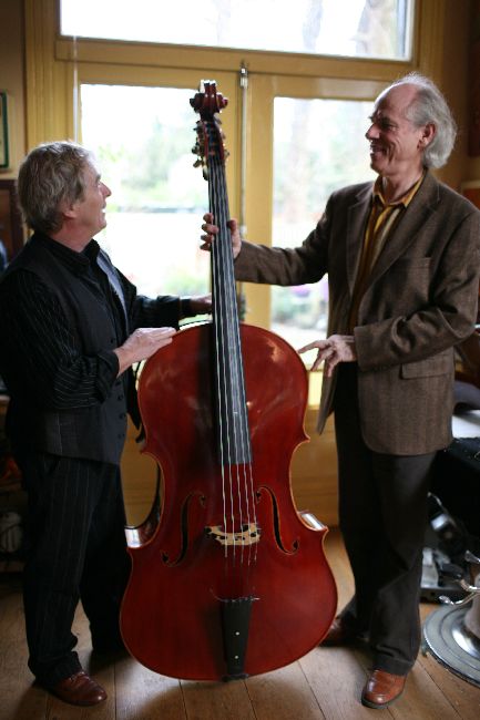 Jaap Bolink met een nieuw geboude cello